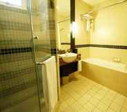 In-room Bathroom 5 Somerset Seri Bukit Ceylon