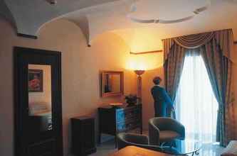 Kamar Tidur 4 Grand Hotel Terme Di Augusto