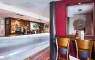 Quầy bar, cafe và phòng lounge 6 Premier Inn London Gatwick Manor Royal