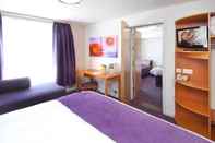 Bedroom Premier Inn London Gatwick Manor Royal