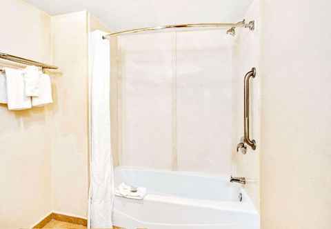 In-room Bathroom Travelodge by Wyndham Chatsworth