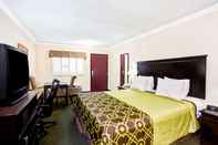 Bedroom Travelodge by Wyndham Chatsworth
