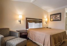 Bedroom 2 Rodeway Inn Near Legoland