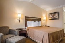 Bedroom Rodeway Inn Near Legoland