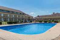 Swimming Pool Quality Inn & Suites Bedford
