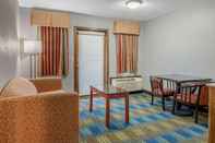 Common Space Quality Inn & Suites Bedford