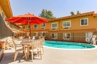 Swimming Pool Rodeway Inn Auburn - Foresthill