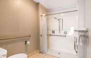 In-room Bathroom 2 Rodeway Inn Auburn - Foresthill