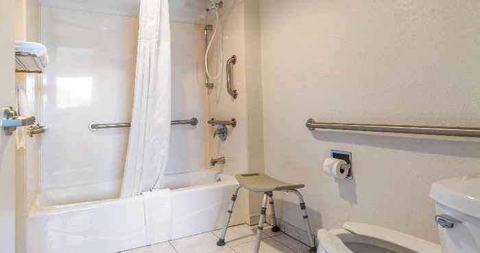 In-room Bathroom Rodeway Inn Auburn - Foresthill