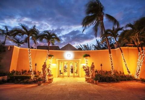 Exterior Grand Cayman Beach Suites