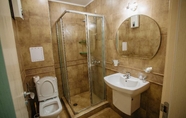 In-room Bathroom 6 Yassen Mng Apartments