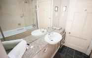 Toilet Kamar 6 Hotel 159 Knightsbridge