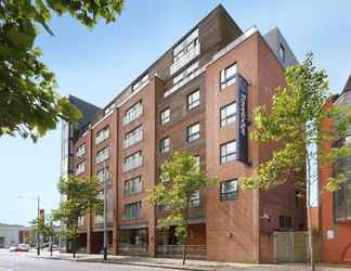 Bangunan 2 Travelodge Swansea Central