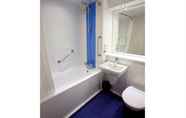 Toilet Kamar 7 Travelodge Swansea Central