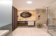 Toilet Kamar 3 Vogue Hotel Supreme Istanbul