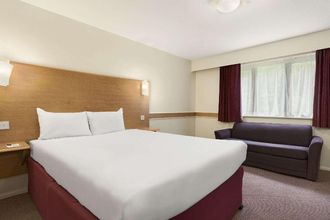 Bedroom 4 Days Inn by Wyndham Warwick North M40