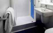 In-room Bathroom 7 Travelodge Plymouth