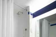 In-room Bathroom Travelodge Plymouth