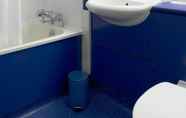 Toilet Kamar 5 Travelodge Slough