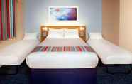 Bedroom 3 Travelodge Slough