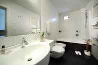 Phòng tắm bên trong Trieste Hotel