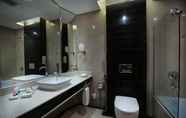 ห้องน้ำภายในห้อง 3 Ramada by Wyndham Al Khobar King Abdullah Street