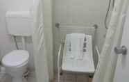 Toilet Kamar 4 Cluden Park Motor Inn