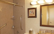 In-room Bathroom 3 DoubleTree by Hilton Livermore