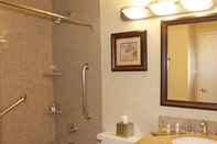 In-room Bathroom DoubleTree by Hilton Livermore