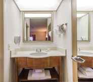 In-room Bathroom 7 Super 8 By Wyndham Albuquerque Airport