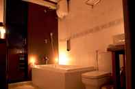In-room Bathroom Relax Inn