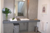 In-room Bathroom Life Apartments Alberto Lista