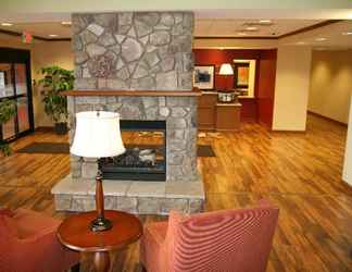 Lobi 2 Hampton Inn & Suites Warren