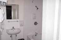 Toilet Kamar Americas Best value Inn Golden Gate