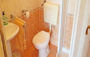 Toilet Kamar 3 Apartments Burmeta