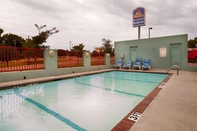 Swimming Pool Super 8 Natchez