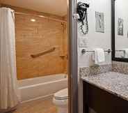 Toilet Kamar 5 Best Western Asheville -Blue Ridge Parkway