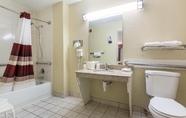 ห้องน้ำภายในห้อง 5 Red Roof Inn Conroe North - Willis