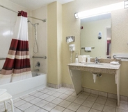 ห้องน้ำภายในห้อง 5 Red Roof Inn Conroe North - Willis