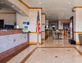 Lobby 2 SureStay Hotel by Best Western Falfurrias