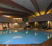 Kolam Renang 3 Jasper Inn & Suites