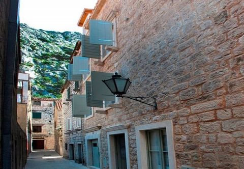 Bên ngoài Villa Mama