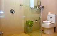 In-room Bathroom 5 Lavanga Resort & Spa