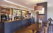 Quầy bar, cafe và phòng lounge 6 Premier Inn London Gatwick Airport