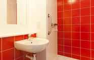 In-room Bathroom 5 Travelodge Liverpool Stonedale Park