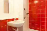 In-room Bathroom Travelodge Liverpool Stonedale Park