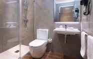 Toilet Kamar 5 Hostal Opera Ramblas