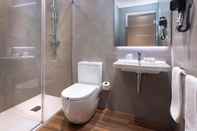 Toilet Kamar Hostal Opera Ramblas