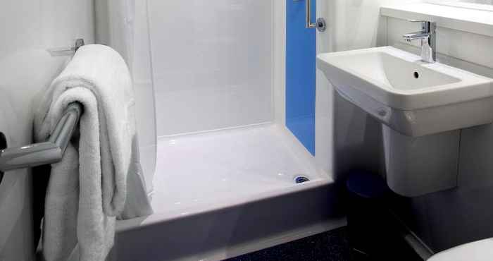 Phòng tắm bên trong Travelodge Feltham