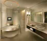 In-room Bathroom 7 White Swan Hotel Changsha